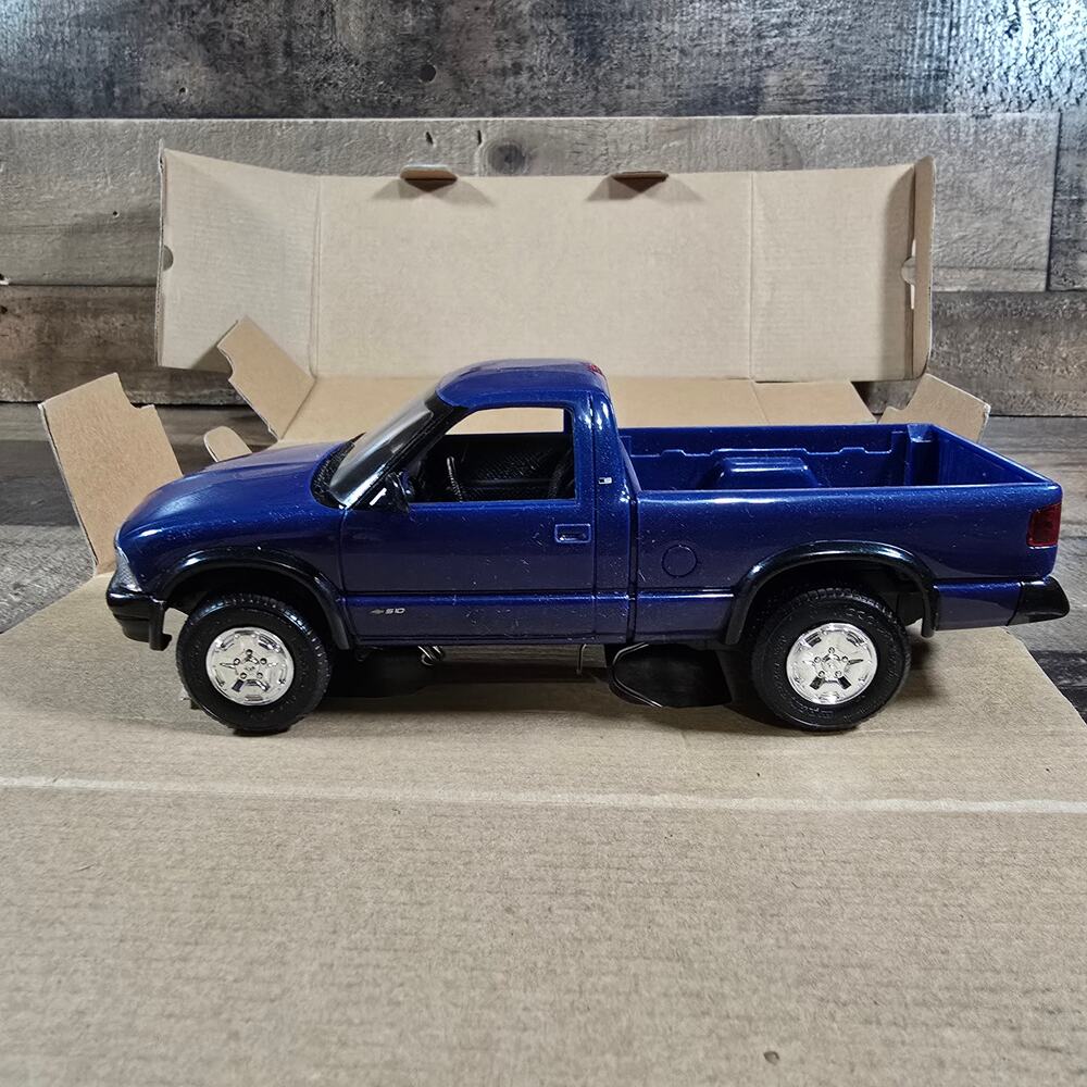 Ertl AMT 1994 Chevy S-10 4X4 Purple Metallic Dealer Promo